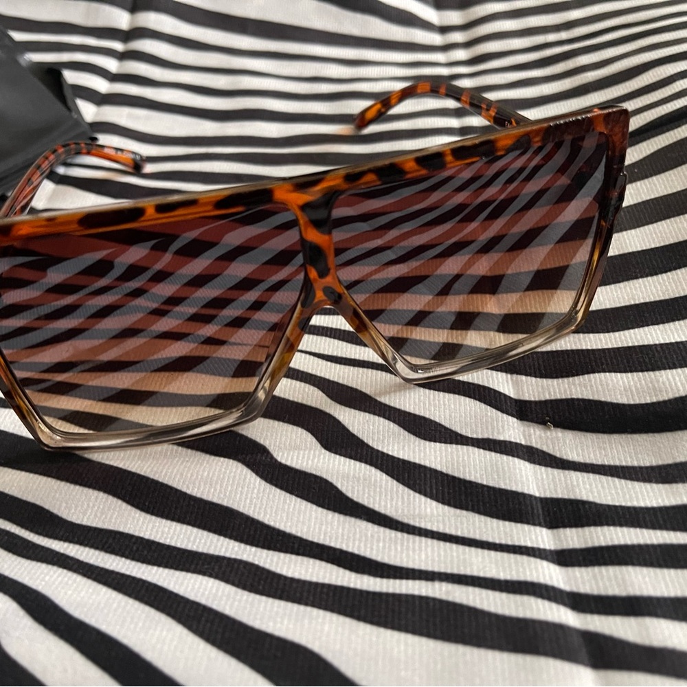 Leopard square sunglasses